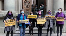 Mujeres feministas presentando recurso de protección contra Camilo Para Soto fuera de la Corte de Apelaciones de Santiago