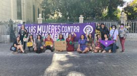 Organizaciones feministas de #IniciativaPopularFeminista afuera de la Convención Constitucional. 9 de marzo de 2022