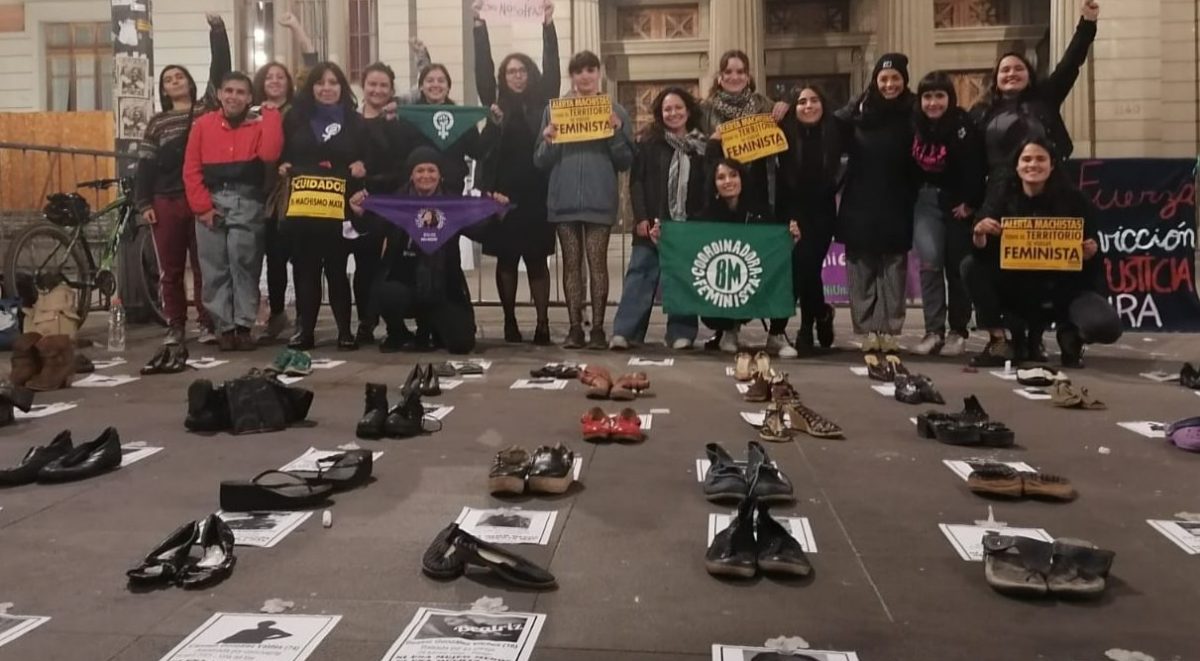 Organizaciones afuera de la Convención Constitucional esperando la votación de la norma, junto a un memorial de mujeres vícitmas de femicidios elaborado con zapatos.