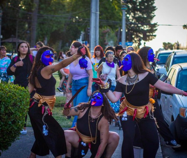 Mujeres usan mascaras azules para manifestarse 