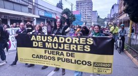 Un grupo de mujeres se manifiesta con un lienzo que dice "Abusadores de Mujeres Fuera de Cargos Públicos"