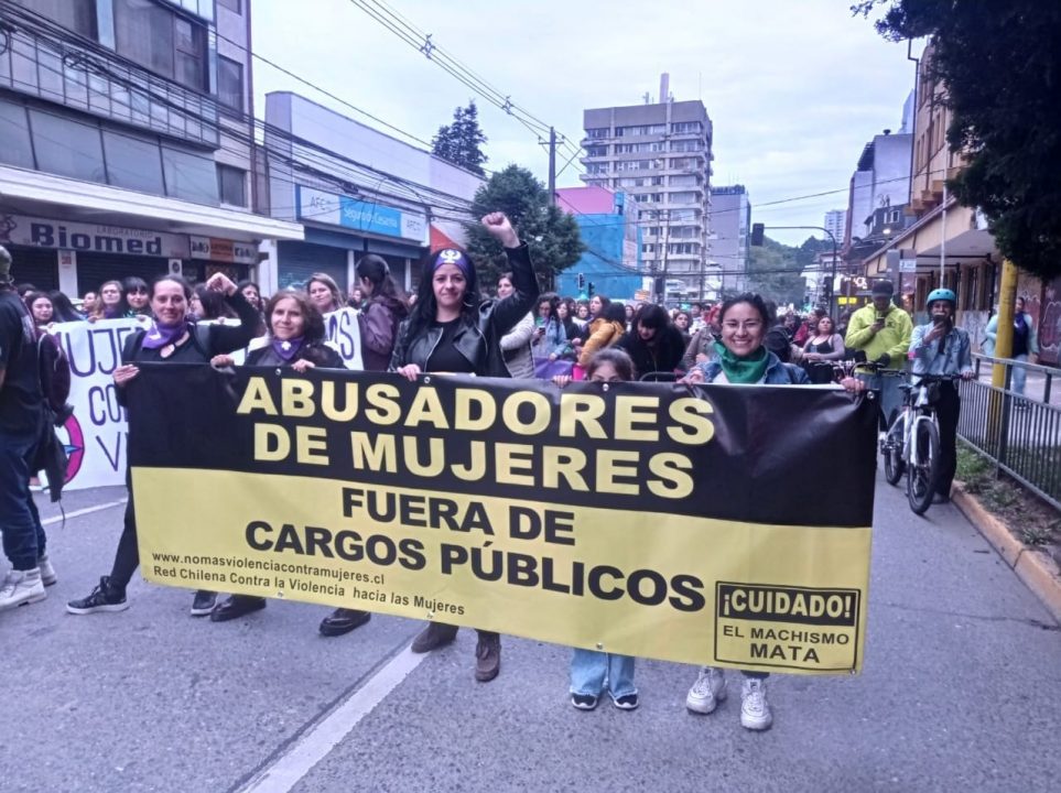 Un grupo de mujeres se manifiesta con un lienzo que dice "Abusadores de Mujeres Fuera de Cargos Públicos"