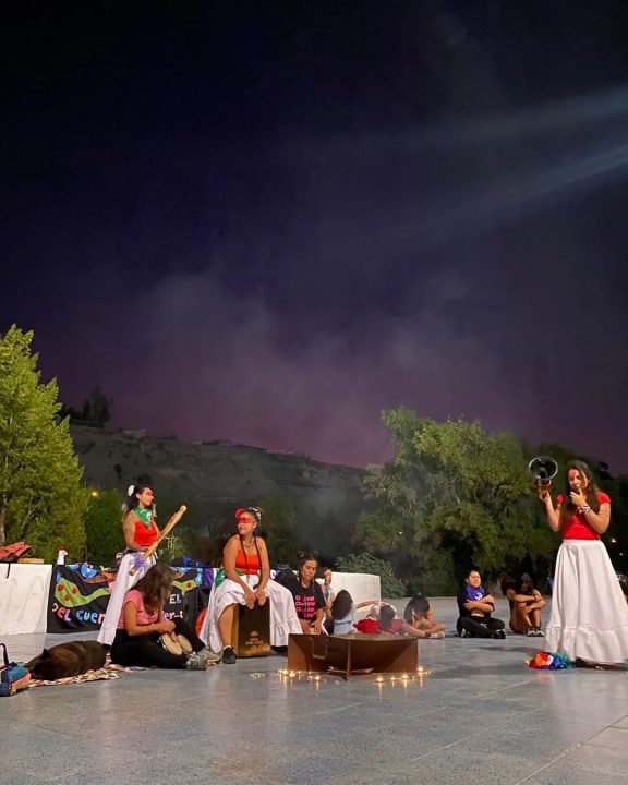 Mujeres en Valle del Huasco están haciendo un acto conmemorativo vestidas iguales 