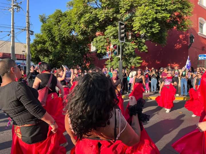 Grupo de mujeres baila con faldas rojas en la marcha de La Serena