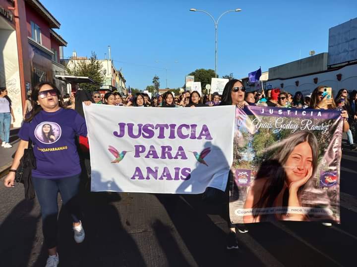 Mujeres sostienen cartel que dice "Justicia para Anaís"