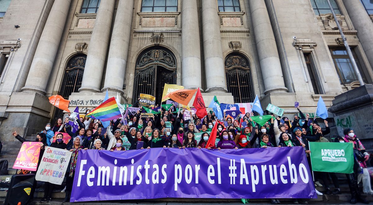 Feministas por el Apruebo afuera de la Biblioteca Nacional de Chile